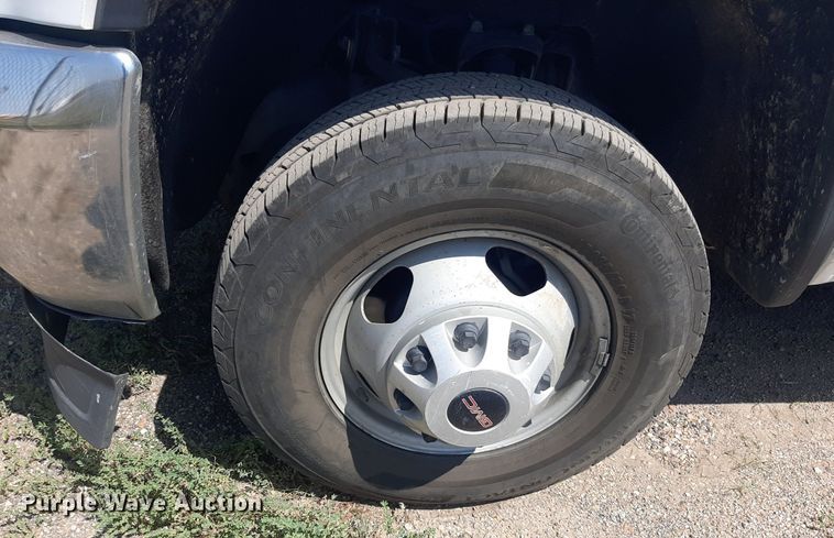 image for item DO3082 2015 GMC Sierra 3500HD  Crew Cab flatbed pickup truck