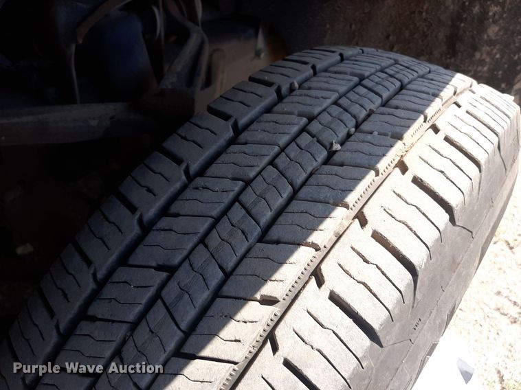 image for item DO3082 2015 GMC Sierra 3500HD  Crew Cab flatbed pickup truck