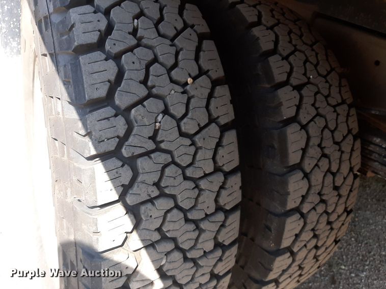 image for item DO3082 2015 GMC Sierra 3500HD  Crew Cab flatbed pickup truck