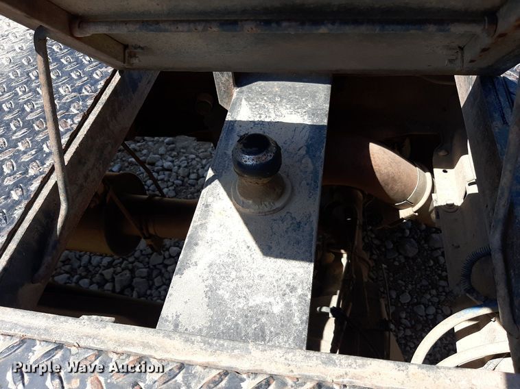 image for item DO3132 1995 Ford F350 XLT  Crew Cab flatbed pickup truck