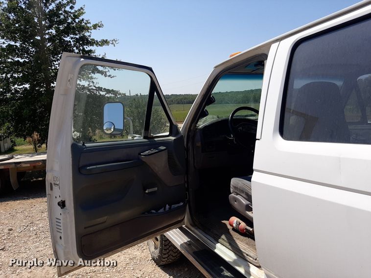 image for item DO3132 1995 Ford F350 XLT  Crew Cab flatbed pickup truck