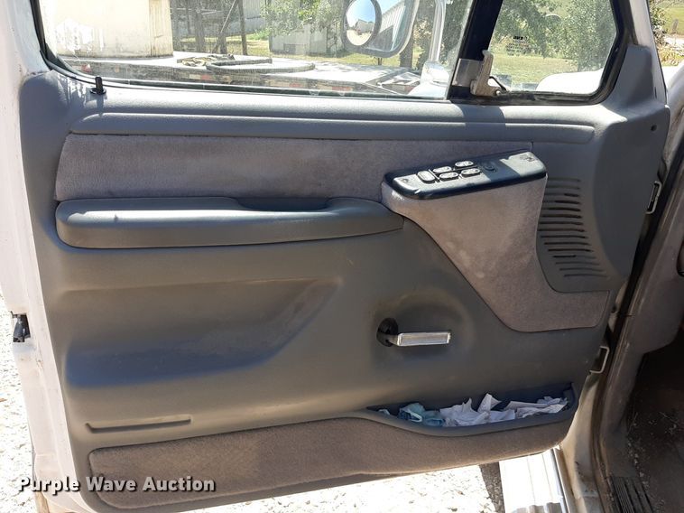 image for item DO3132 1995 Ford F350 XLT  Crew Cab flatbed pickup truck