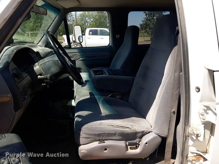 image for item DO3132 1995 Ford F350 XLT  Crew Cab flatbed pickup truck