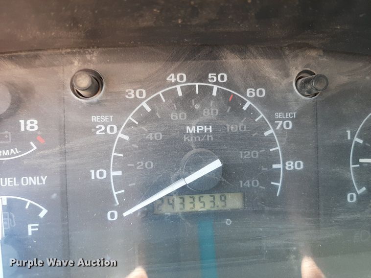 image for item DO3132 1995 Ford F350 XLT  Crew Cab flatbed pickup truck