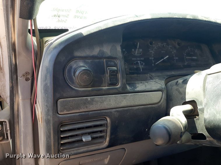 image for item DO3132 1995 Ford F350 XLT  Crew Cab flatbed pickup truck