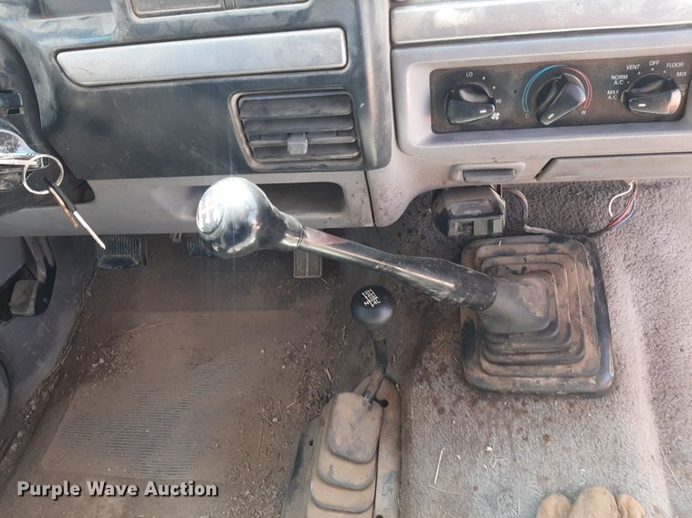 image for item DO3132 1995 Ford F350 XLT  Crew Cab flatbed pickup truck