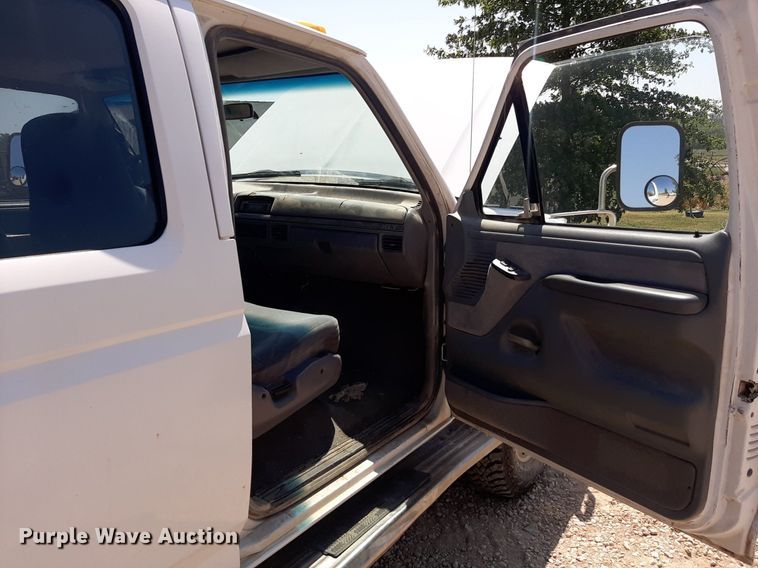 image for item DO3132 1995 Ford F350 XLT  Crew Cab flatbed pickup truck