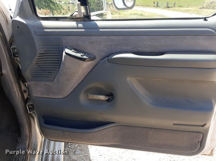 image for item DO3132 1995 Ford F350 XLT  Crew Cab flatbed pickup truck