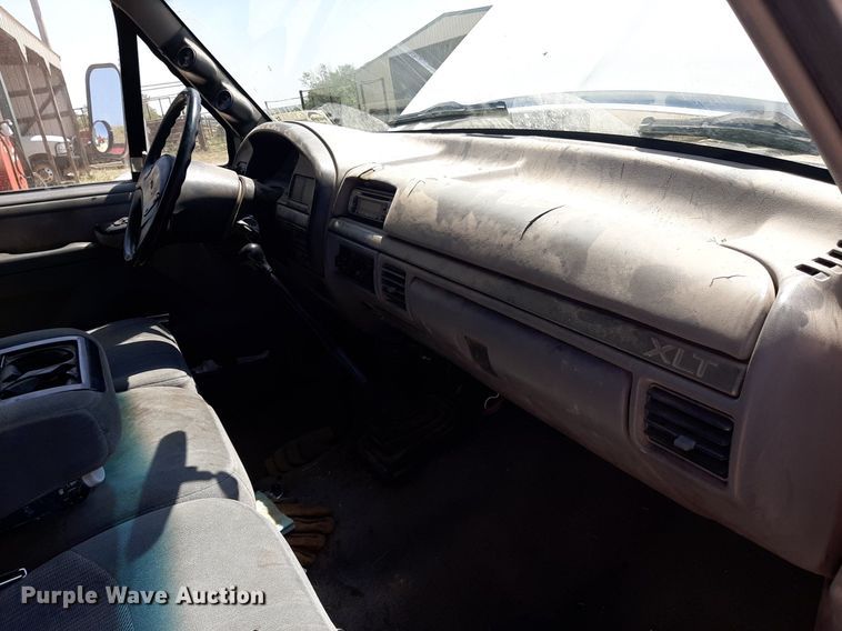 image for item DO3132 1995 Ford F350 XLT  Crew Cab flatbed pickup truck