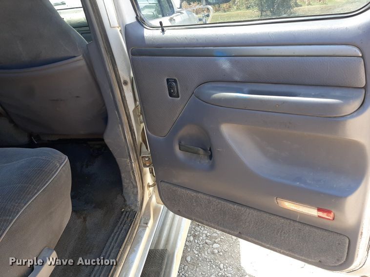 image for item DO3132 1995 Ford F350 XLT  Crew Cab flatbed pickup truck