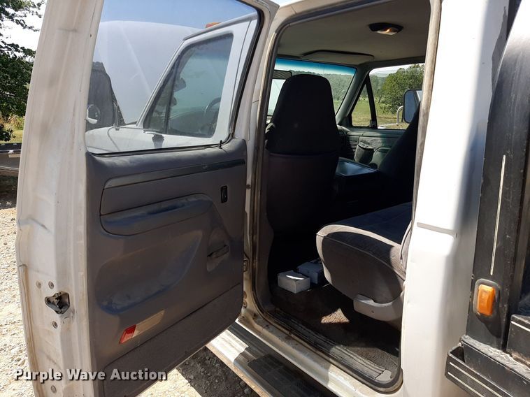 image for item DO3132 1995 Ford F350 XLT  Crew Cab flatbed pickup truck