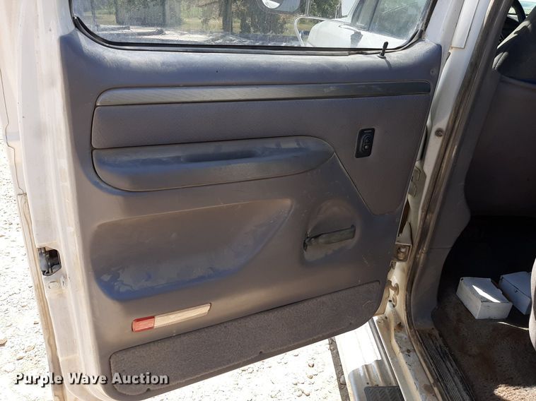 image for item DO3132 1995 Ford F350 XLT  Crew Cab flatbed pickup truck