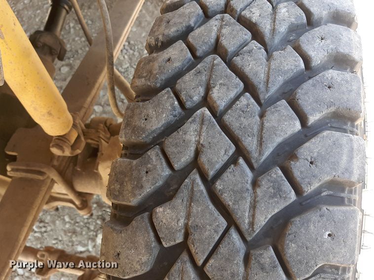 image for item DO3132 1995 Ford F350 XLT  Crew Cab flatbed pickup truck