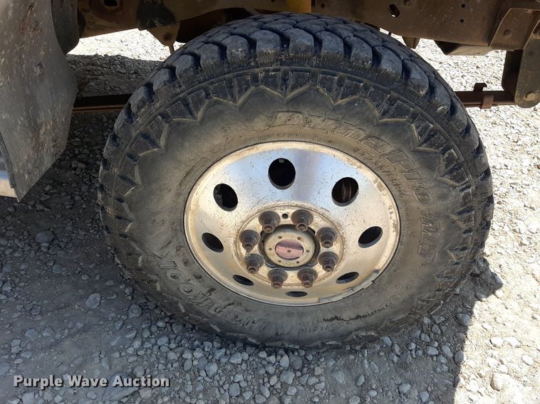 image for item DO3132 1995 Ford F350 XLT  Crew Cab flatbed pickup truck