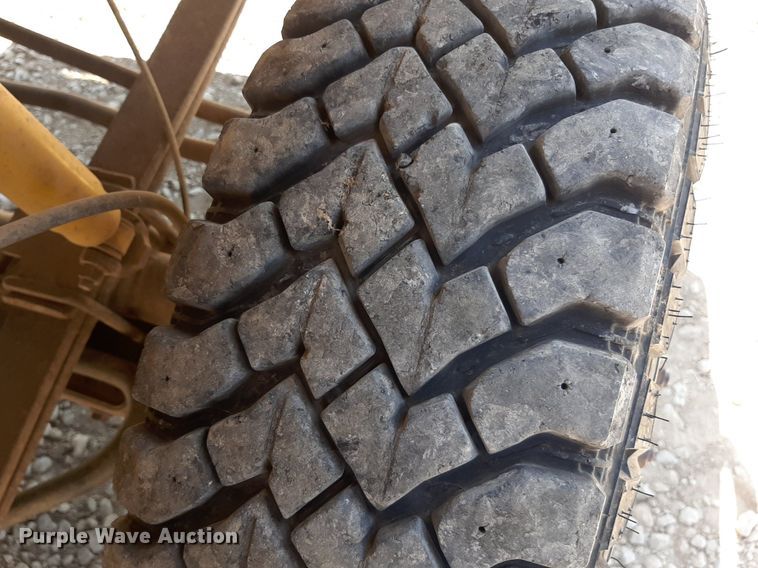 image for item DO3132 1995 Ford F350 XLT  Crew Cab flatbed pickup truck