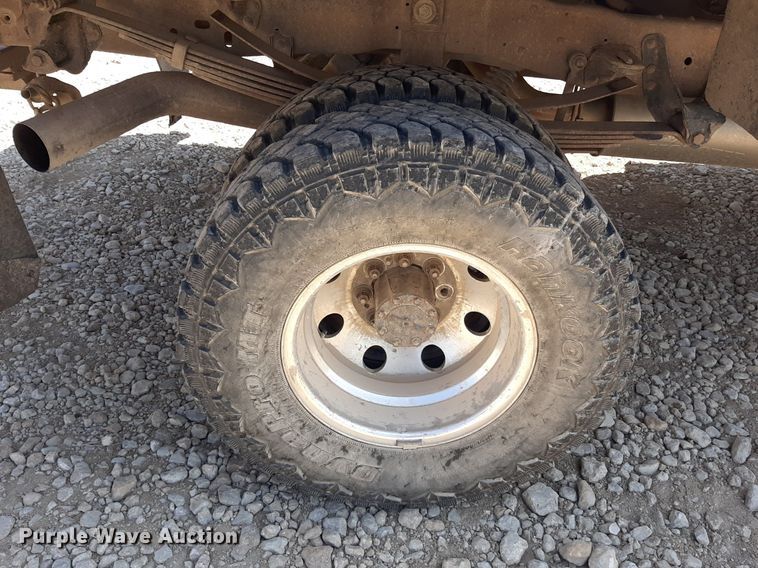 image for item DO3132 1995 Ford F350 XLT  Crew Cab flatbed pickup truck