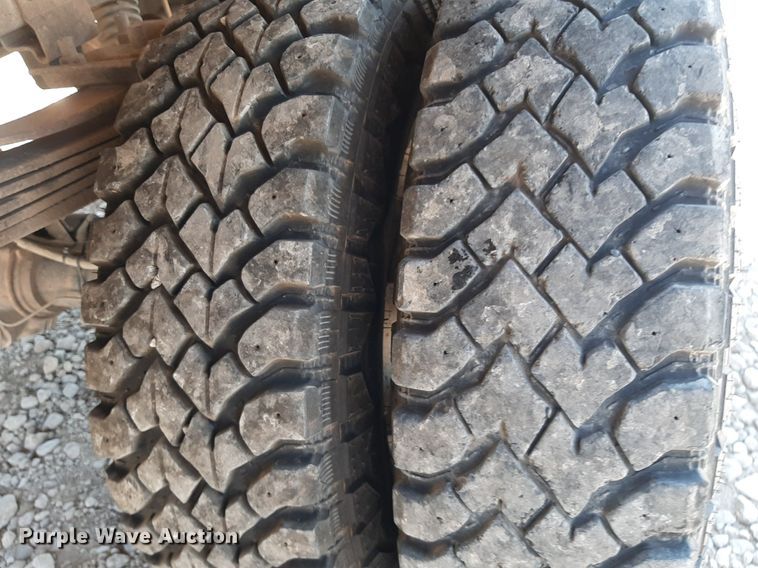 image for item DO3132 1995 Ford F350 XLT  Crew Cab flatbed pickup truck