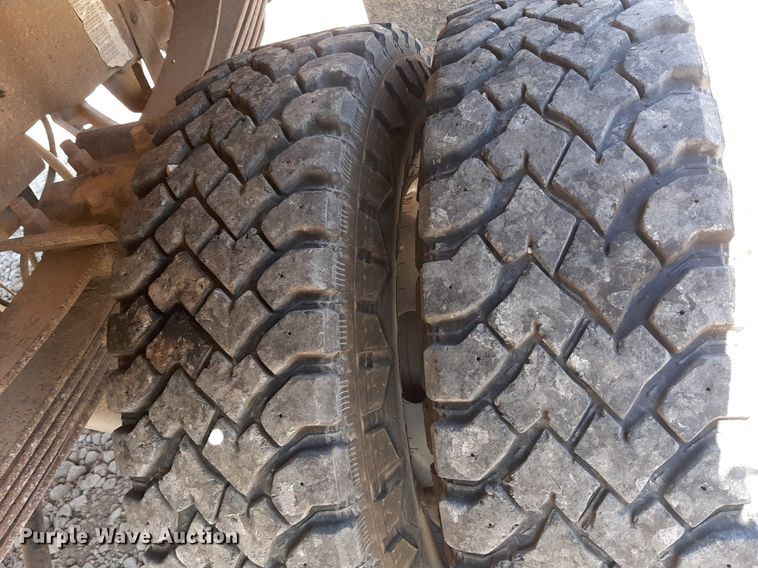 image for item DO3132 1995 Ford F350 XLT  Crew Cab flatbed pickup truck