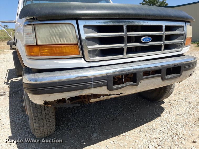 image for item DO3133 1997 Ford F350 XLT  flatbed pickup truck