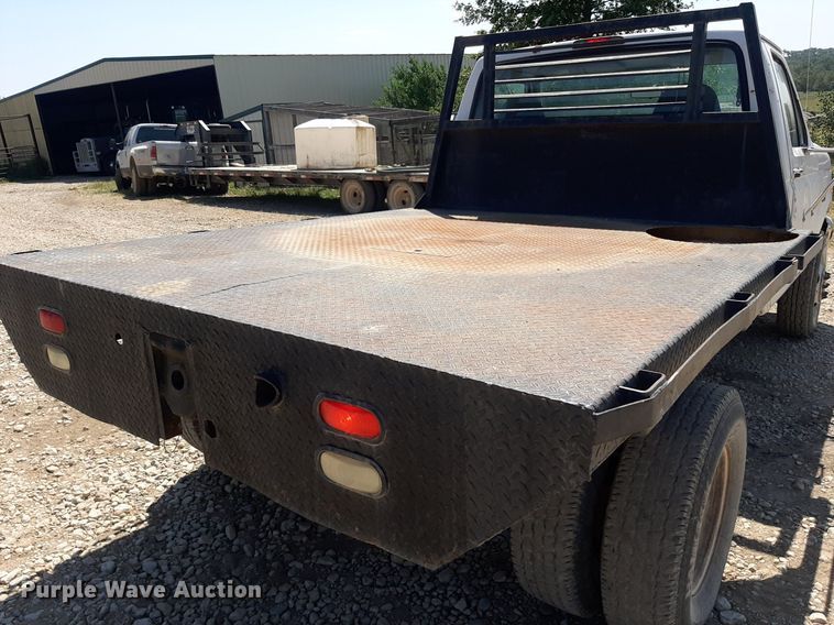 image for item DO3133 1997 Ford F350 XLT  flatbed pickup truck