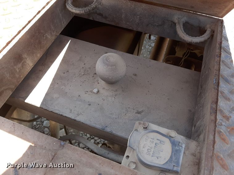 image for item DO3133 1997 Ford F350 XLT  flatbed pickup truck