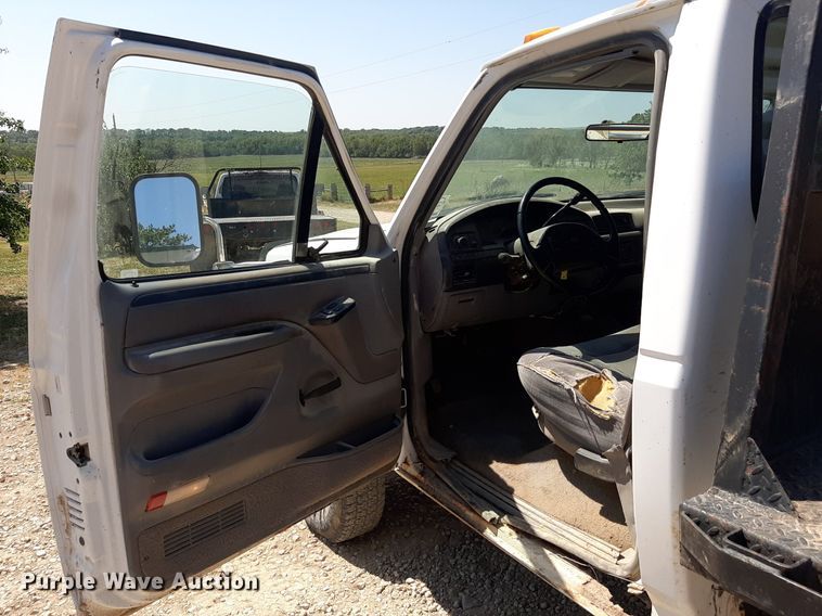 image for item DO3133 1997 Ford F350 XLT  flatbed pickup truck