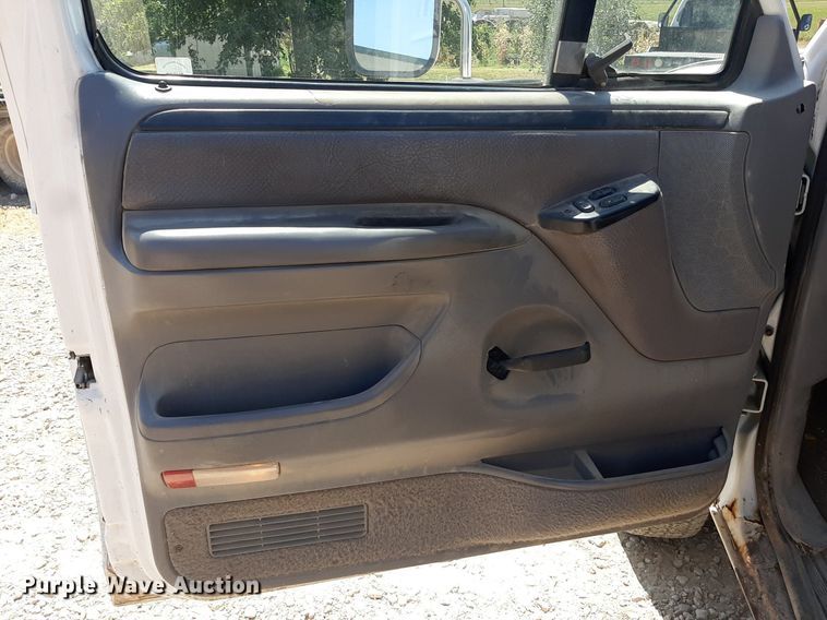 image for item DO3133 1997 Ford F350 XLT  flatbed pickup truck