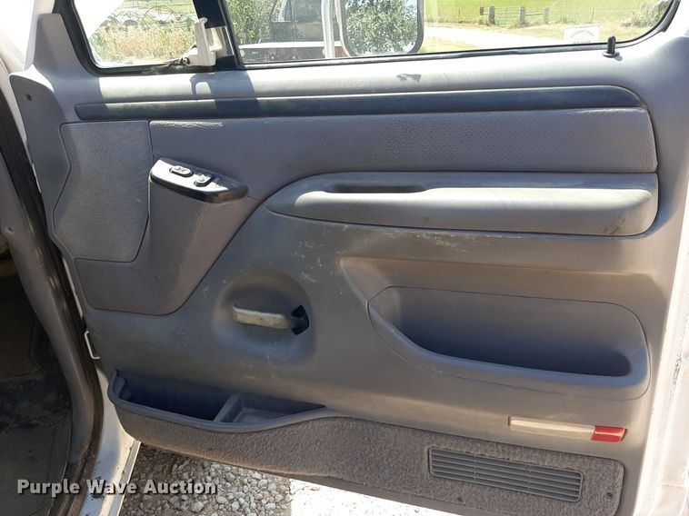 image for item DO3133 1997 Ford F350 XLT  flatbed pickup truck