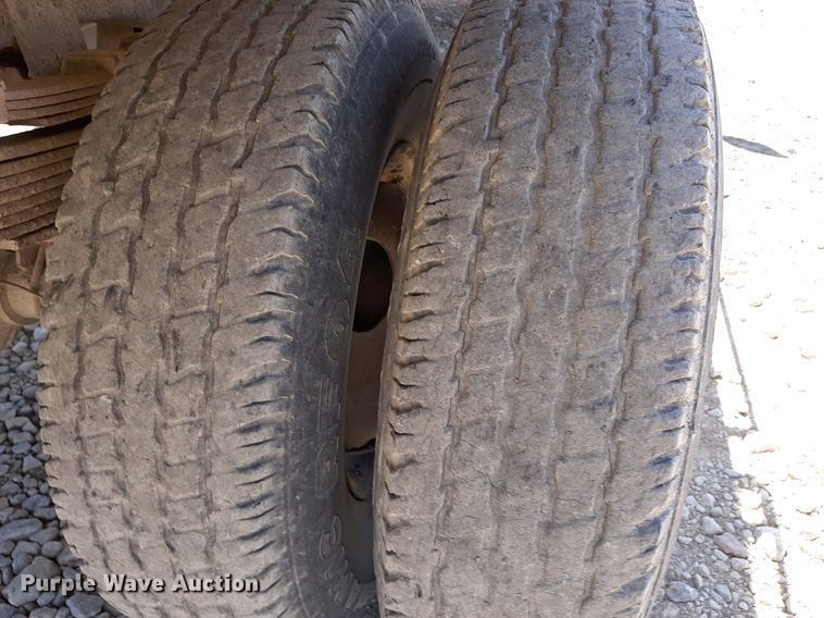 image for item DO3133 1997 Ford F350 XLT  flatbed pickup truck