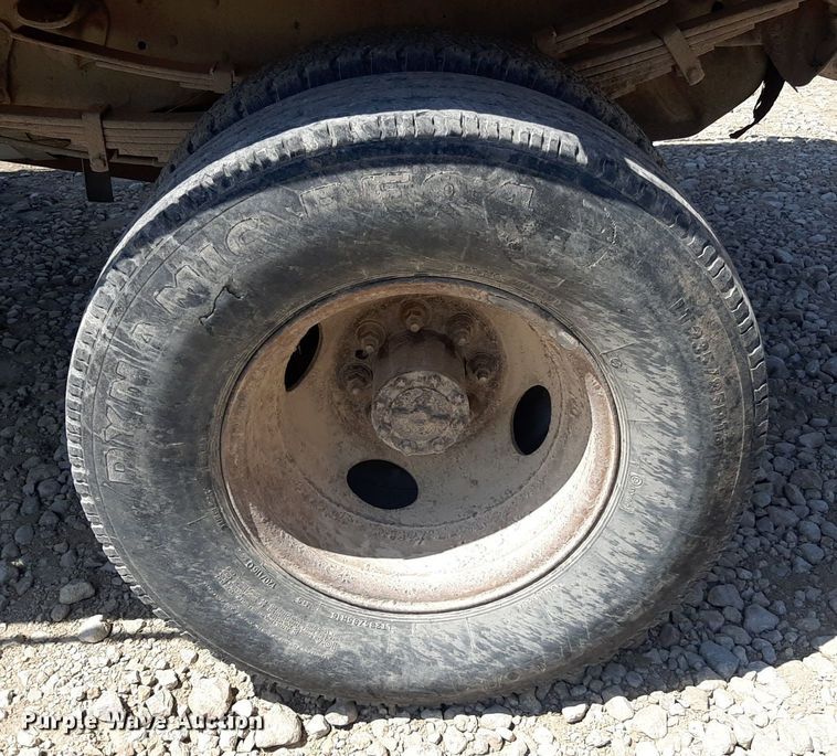 image for item DO3133 1997 Ford F350 XLT  flatbed pickup truck