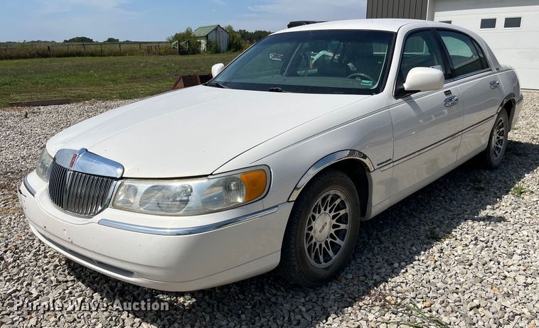 image for item DP2048 2000 Lincoln Town Car