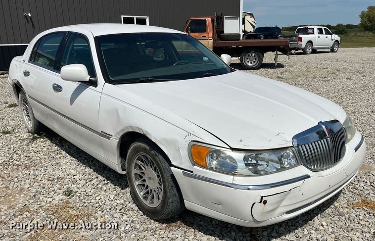 image for item DP2048 2000 Lincoln Town Car