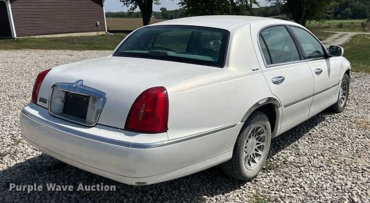 image for item DP2048 2000 Lincoln Town Car
