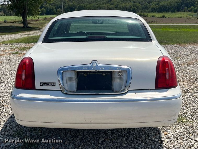 image for item DP2048 2000 Lincoln Town Car