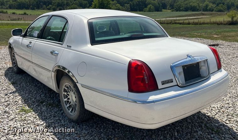 image for item DP2048 2000 Lincoln Town Car
