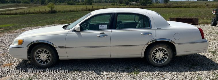 image for item DP2048 2000 Lincoln Town Car