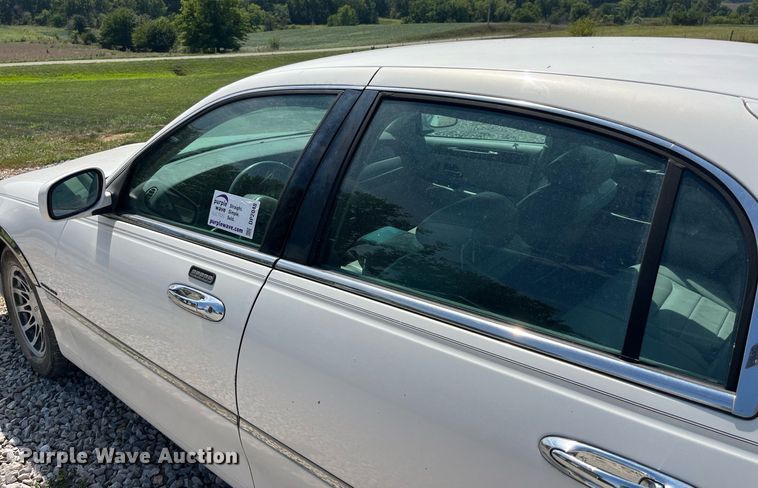 image for item DP2048 2000 Lincoln Town Car
