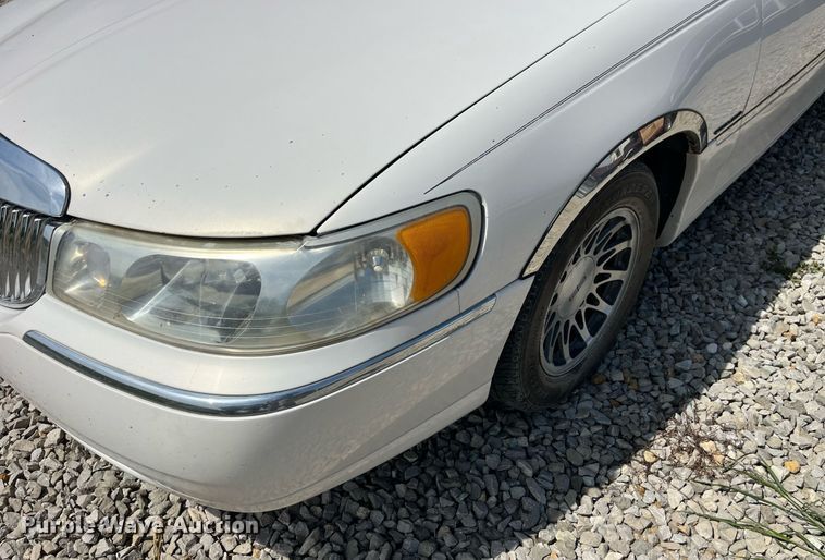 image for item DP2048 2000 Lincoln Town Car