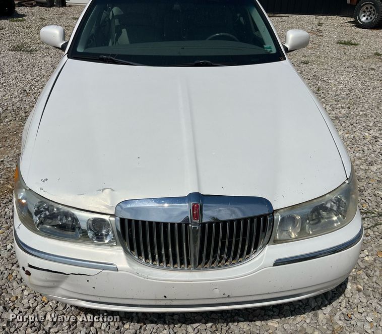 image for item DP2048 2000 Lincoln Town Car