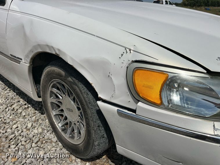 image for item DP2048 2000 Lincoln Town Car