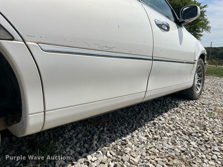 image for item DP2048 2000 Lincoln Town Car