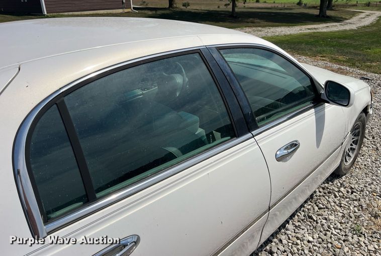 image for item DP2048 2000 Lincoln Town Car