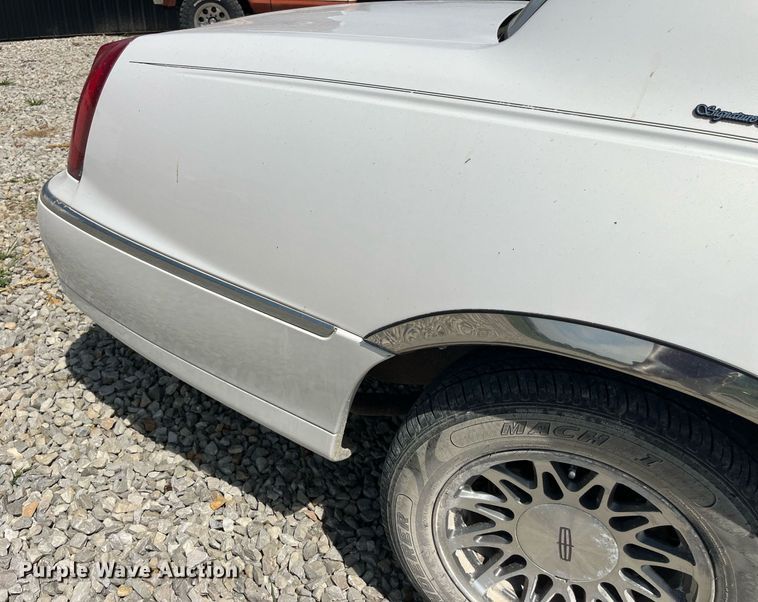 image for item DP2048 2000 Lincoln Town Car