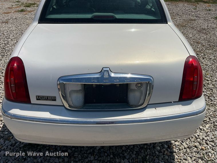 image for item DP2048 2000 Lincoln Town Car