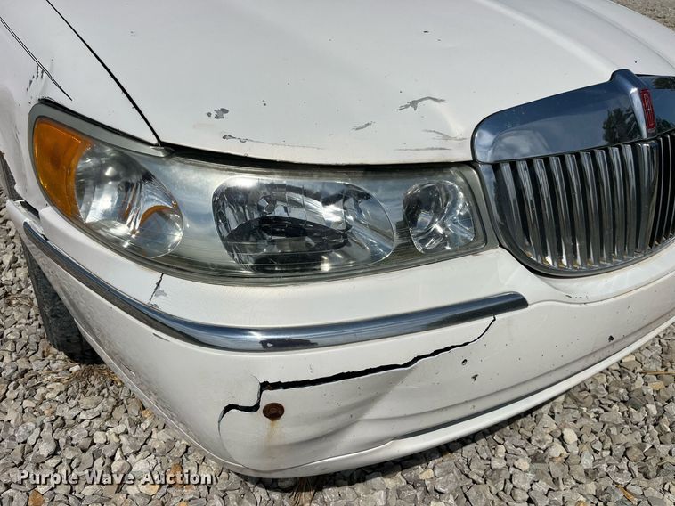 image for item DP2048 2000 Lincoln Town Car
