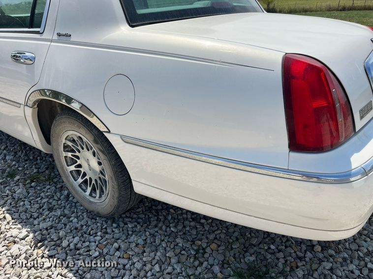 image for item DP2048 2000 Lincoln Town Car