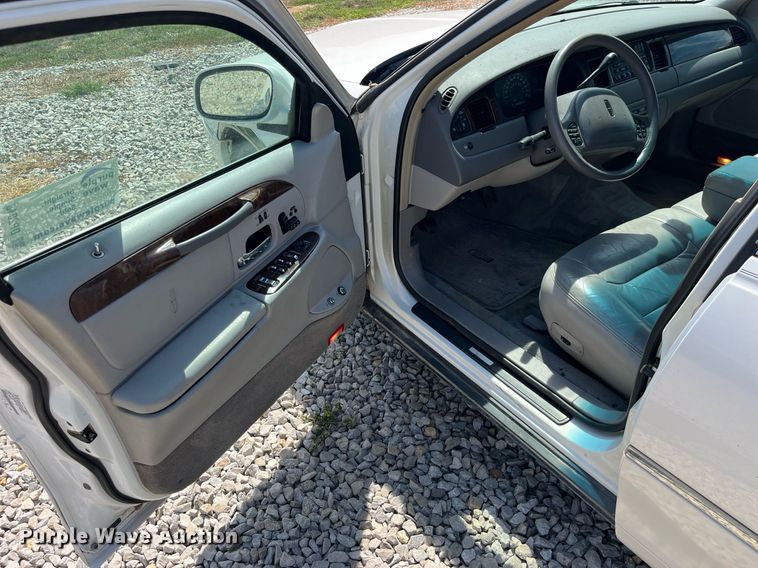 image for item DP2048 2000 Lincoln Town Car