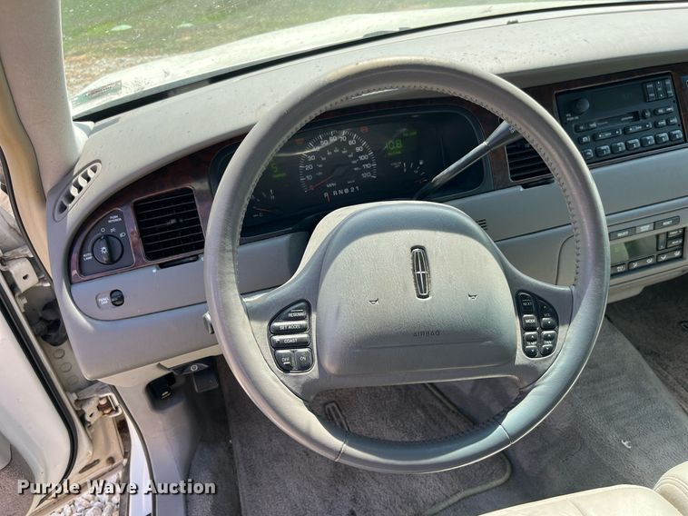 image for item DP2048 2000 Lincoln Town Car