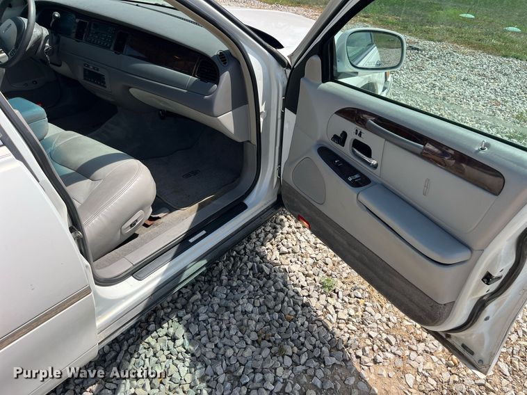 image for item DP2048 2000 Lincoln Town Car