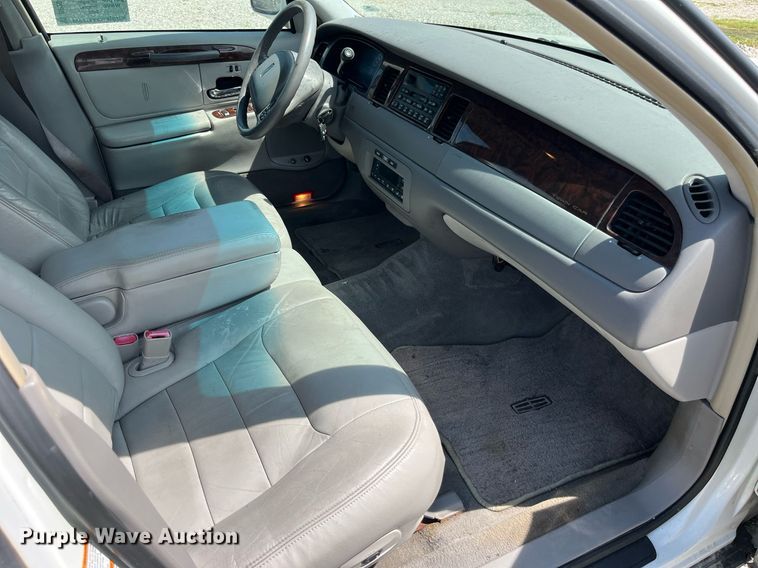 image for item DP2048 2000 Lincoln Town Car